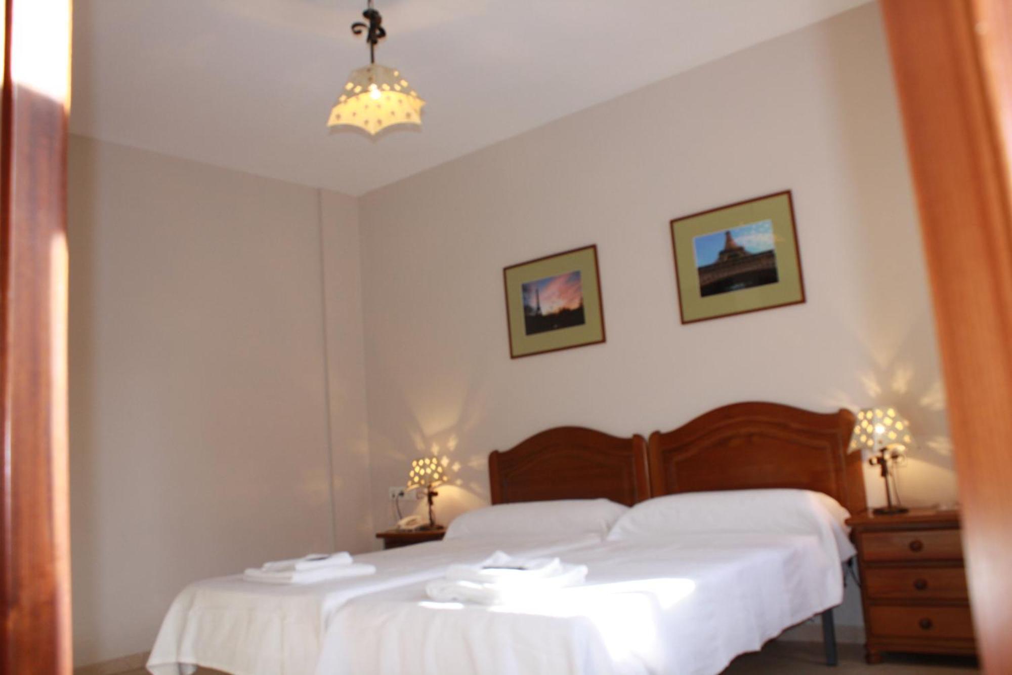 Hostal Carlos 2 La Línea de la Concepción エクステリア 写真
