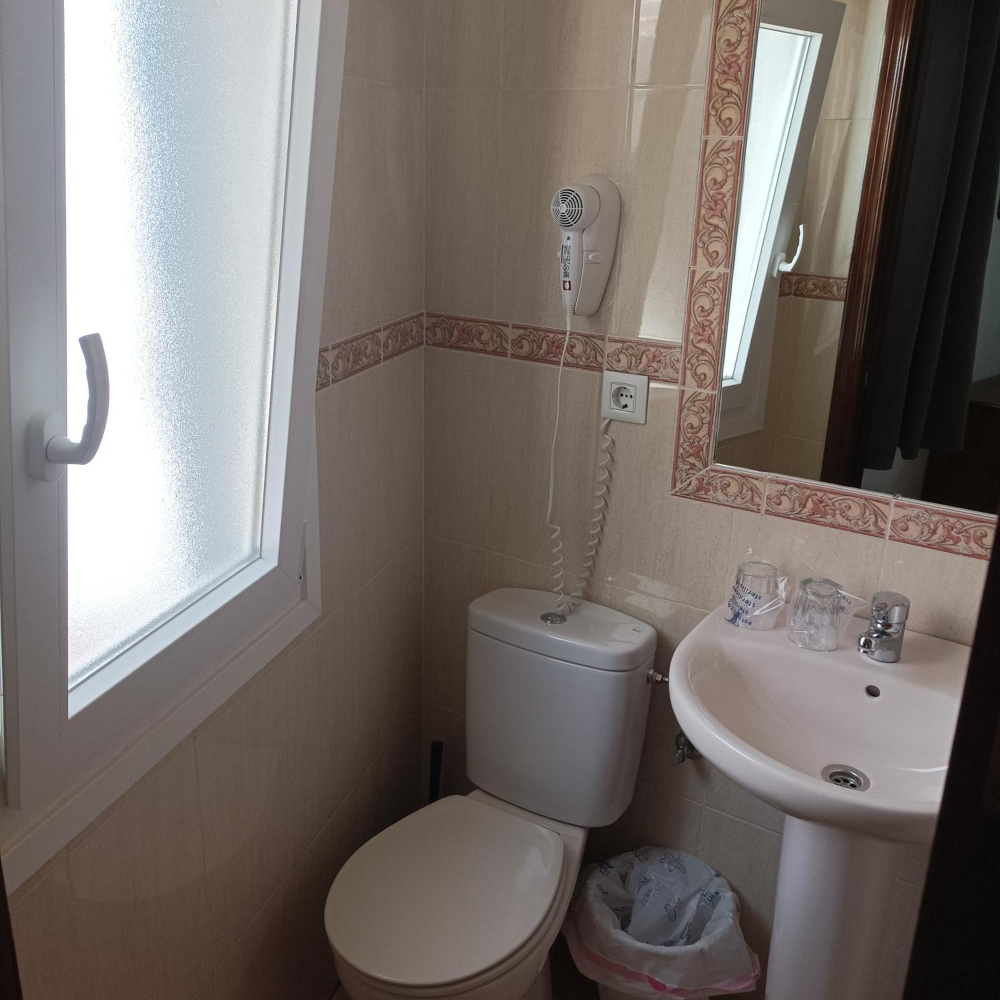 Hostal Carlos 2 La Línea de la Concepción エクステリア 写真