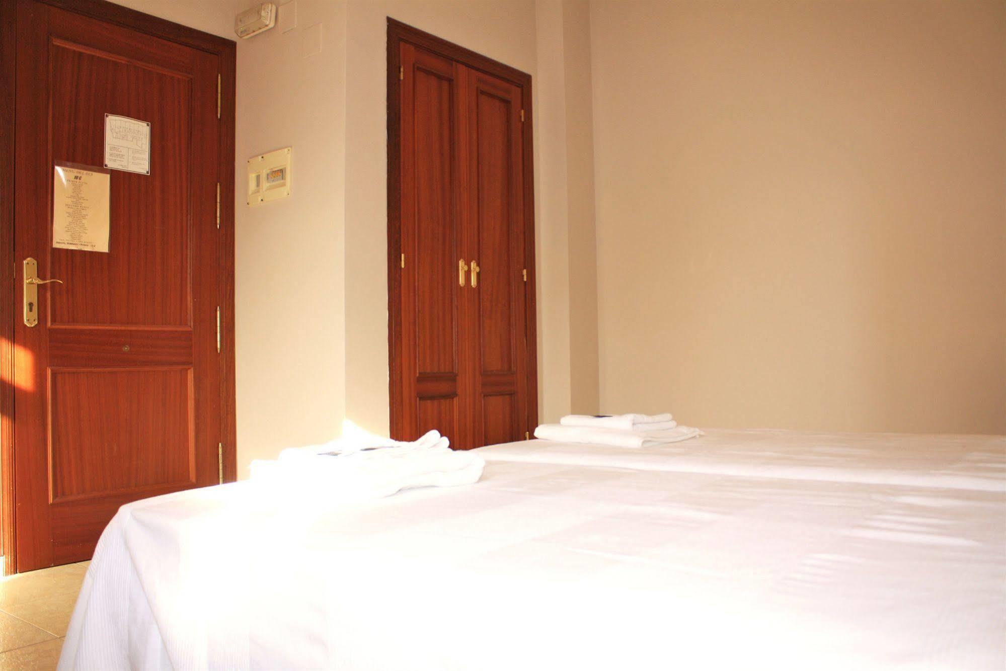 Hostal Carlos 2 La Línea de la Concepción エクステリア 写真
