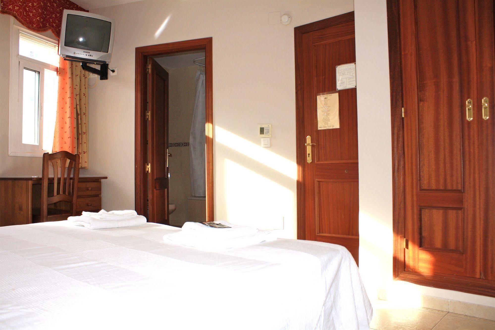 Hostal Carlos 2 La Línea de la Concepción エクステリア 写真